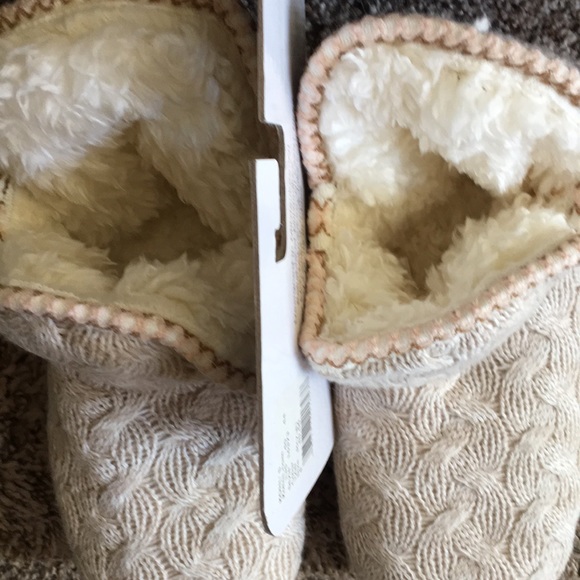 Muk Luks super soft cushion slippers tan size 7/8 - Picture 2 of 5